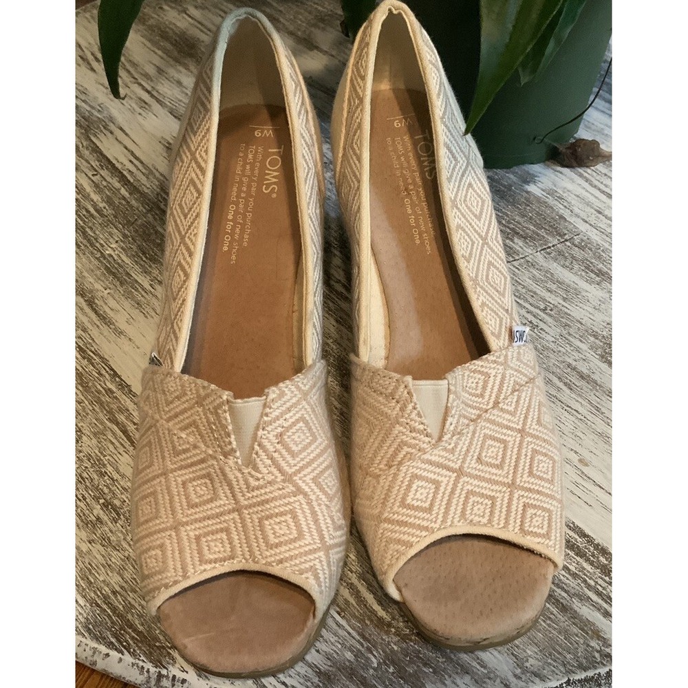 TOMS Wedge Sandals Womens 9 Cream Tan Geometric Pep Toe Cork Heel Good Condition - Picture 2 of 5
